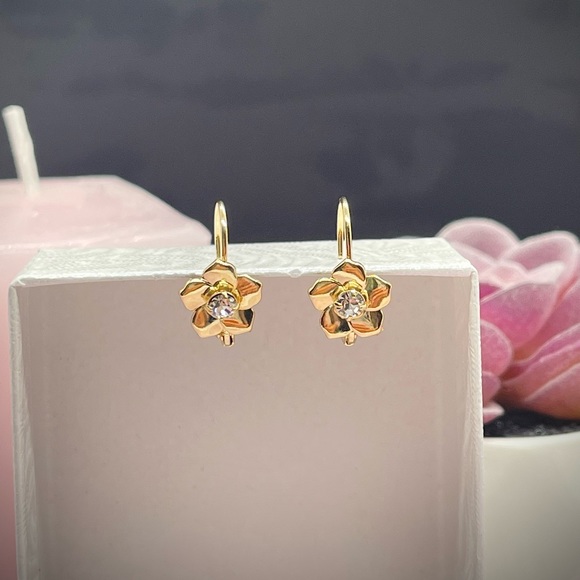18k Gold Filled Cubic Zirconia Flower French Lock Earrings 🌸✨ - Picture 4 of 7